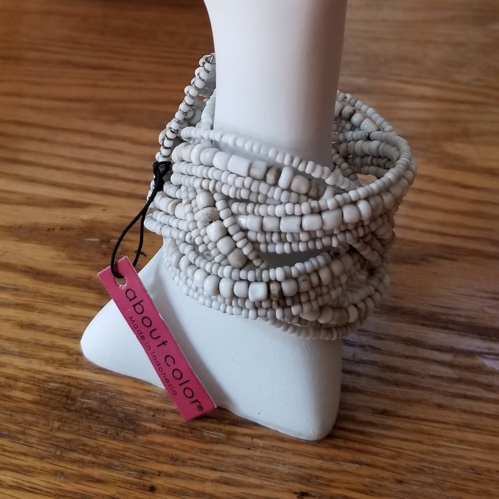 about color PRETTY OFF WHITE BEADED BRACELET